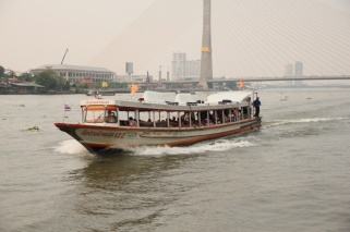 typisches Fährschiff in Bangkok
