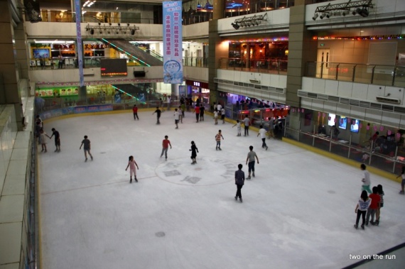 Wiedermal Eislaufen im 6. Stock eines Shopping Center (Guangzhou)