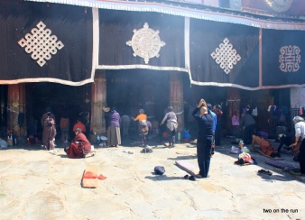 Gläubige vor dem Joghang Tempel