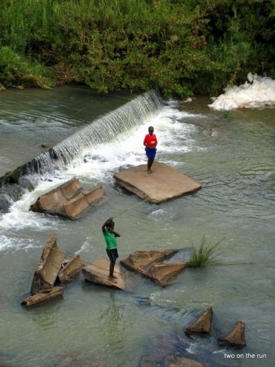 Lilongwe - Spielende Kinder am Fluss